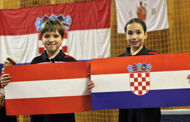 Najmlađi članovi kluba s hrvatskom i austrijskom zastavom u dvorani