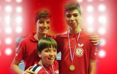 Mladi članovi kluba s medaljama nakon natjecanja